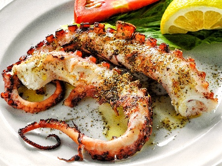 Маринован октопод на скара с риган и чесън по гръцки - снимка на рецептата